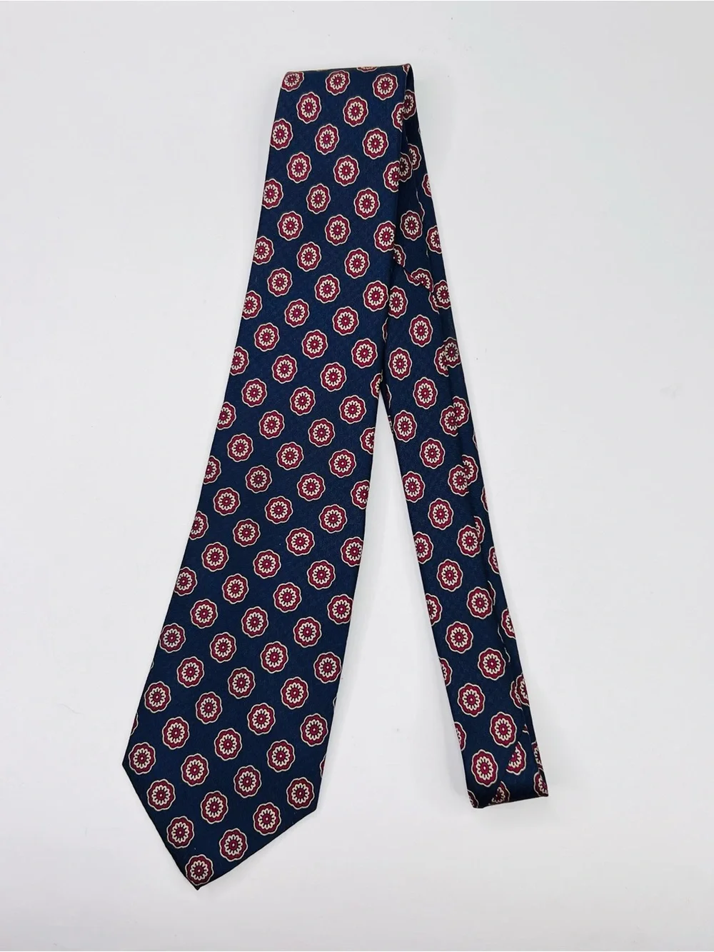 Cable Car Clothiers Navy Blue /Red & White Medallion 100% Silk Men’s Neck Tie